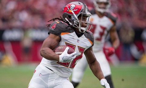 Sep 18, 2016; Glendale, AZ, USA; Tampa Bay Buccaneers running back Jacquizz Rodgers (32) in action during the game against the Arizona Cardinals at University of Phoenix Stadium. The Cardinals defeat the Buccaneers 40-7. Mandatory Credit: Jerome Miron-USA TODAY Sports